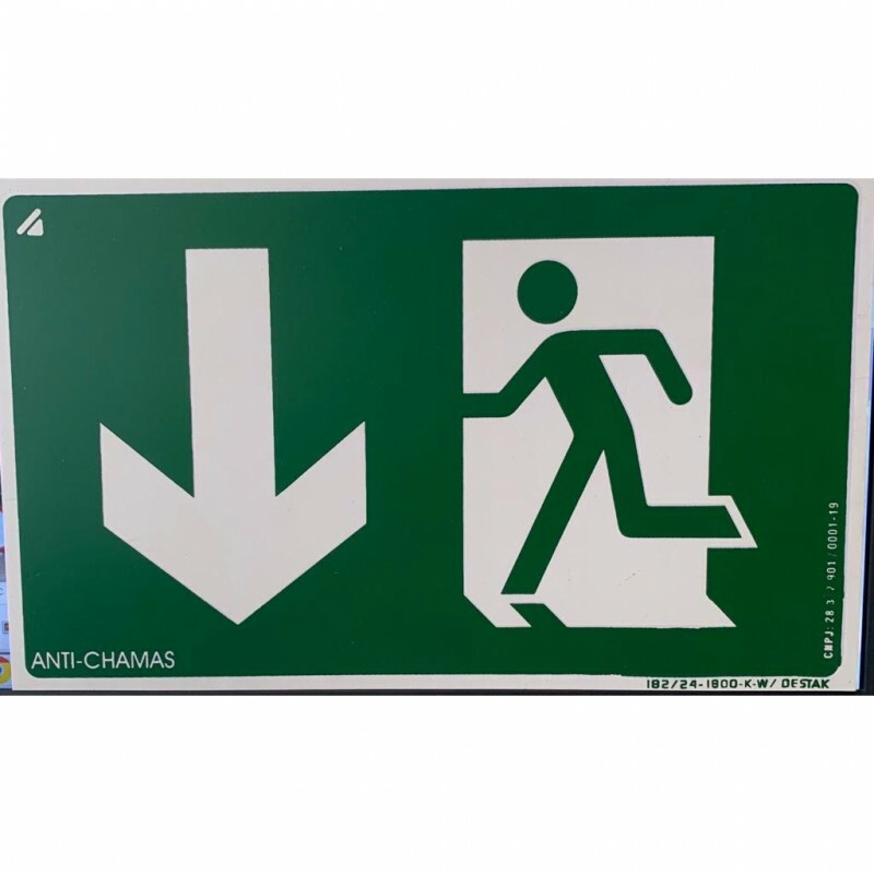 PLACA S03 C/SETA P/BAIXO A ESQUERDA 26X13 EM PVC 2MM NBR 13434 FOTOLU. AUTO EXTINGUIVEL